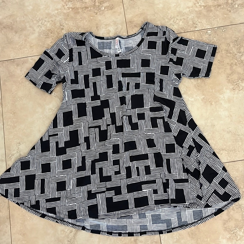 Women’s Small Black & White Flare shirt